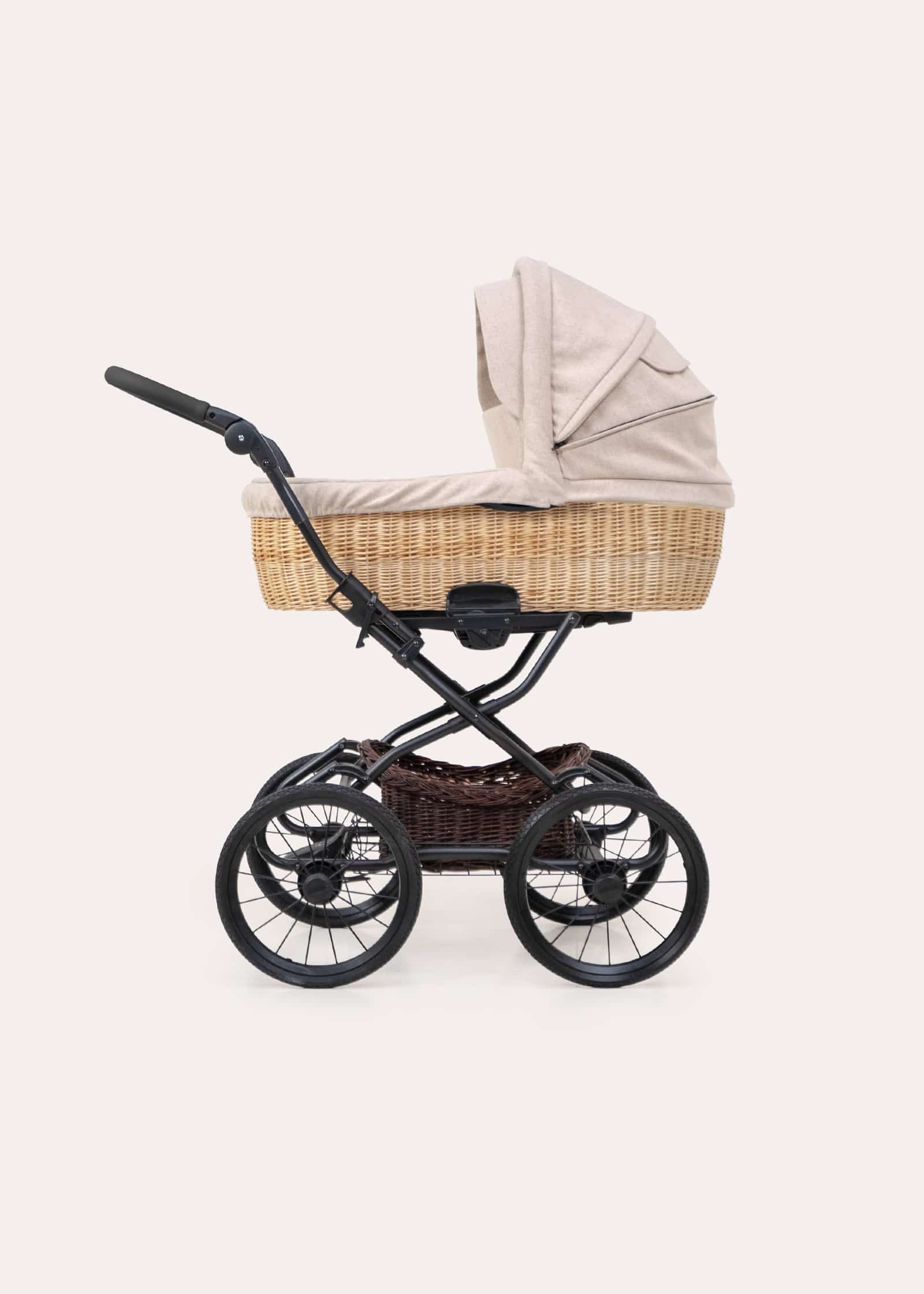 Kinderwagen mit Korbwanne aus Weide, beigem Verdeck, schwarzem Gestell und dunklem Einkaufskorb aus Weide