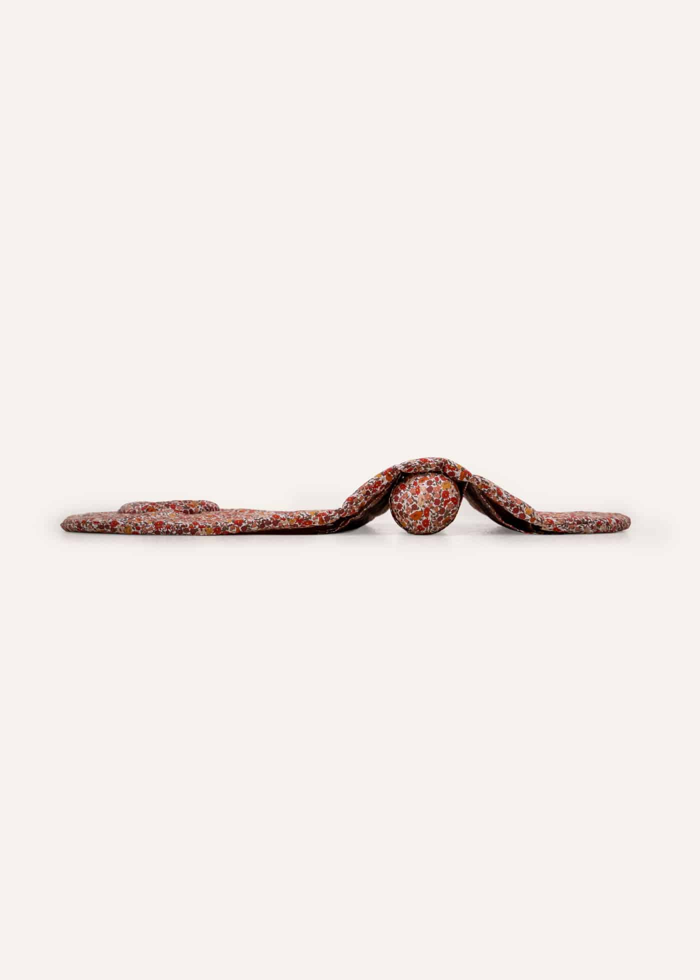 ErgoTopper Claire – flat mat with red-orange floral pattern in side view