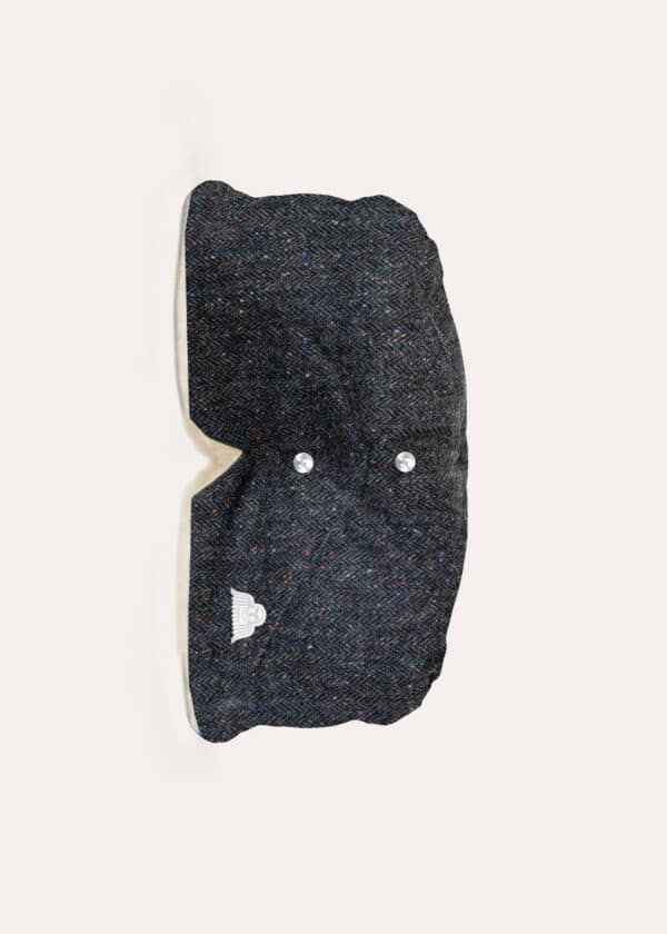 Handmuff aus dunkelgrauem Harris Tweed mit Fischgrätmuster, buntem Noppengarn und heller Innenseite