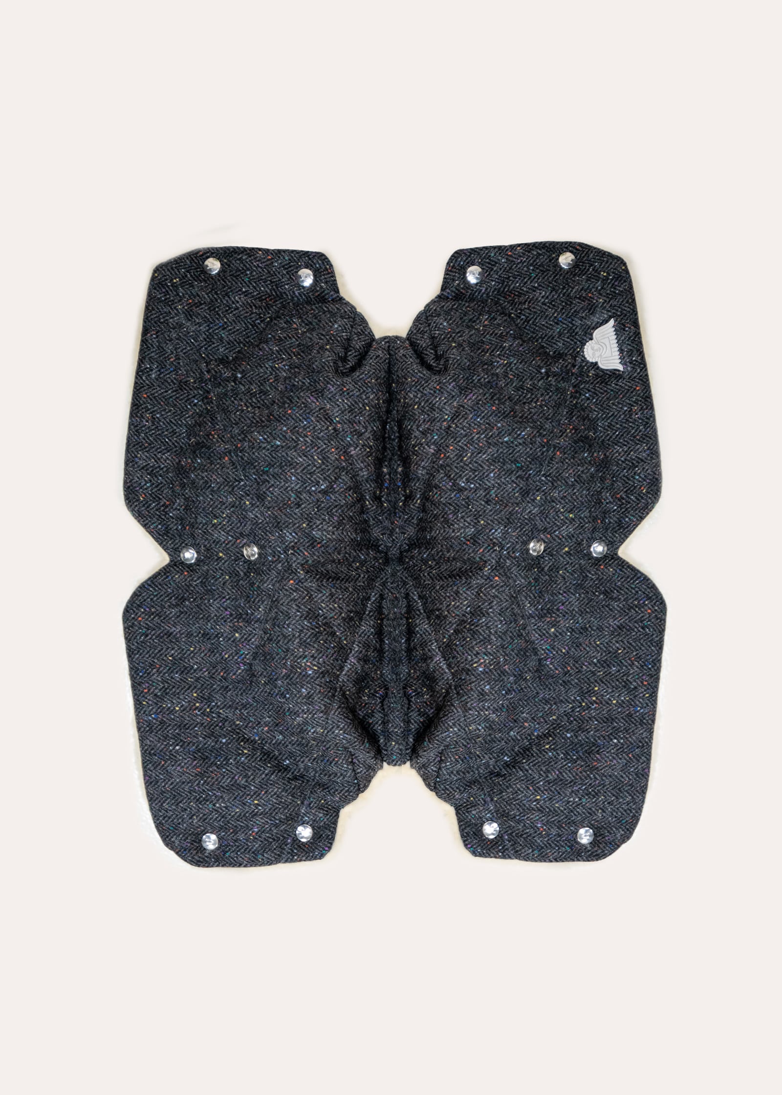 Geöffneter Handmuff Islay aus dunklem Harris Tweed mit Fischgrätmuster, Druckknöpfen und Lammfellfutter von oben