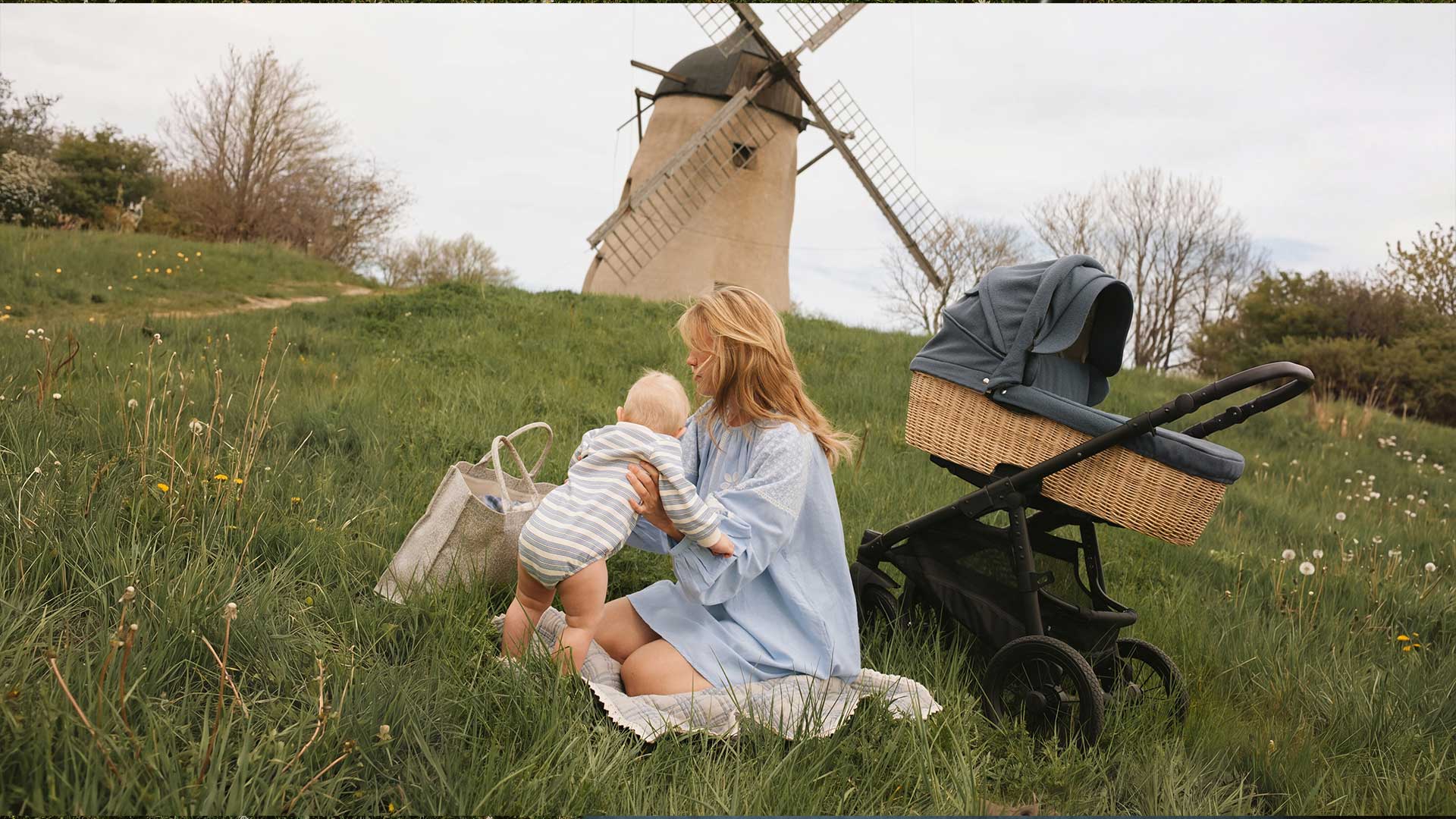 Baby relaxed in the ANGELCAB U-Series stroller