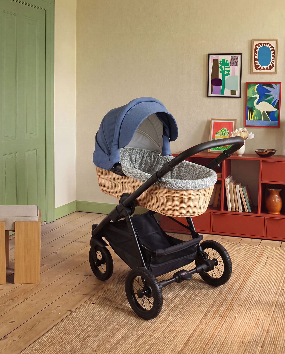 Korbwanne mit Liberty London Innenfutter Kinderwagen mit Naturkorbwanne, blauem Verdeck und Liberty London Innenfutter auf schwarzem Gestell