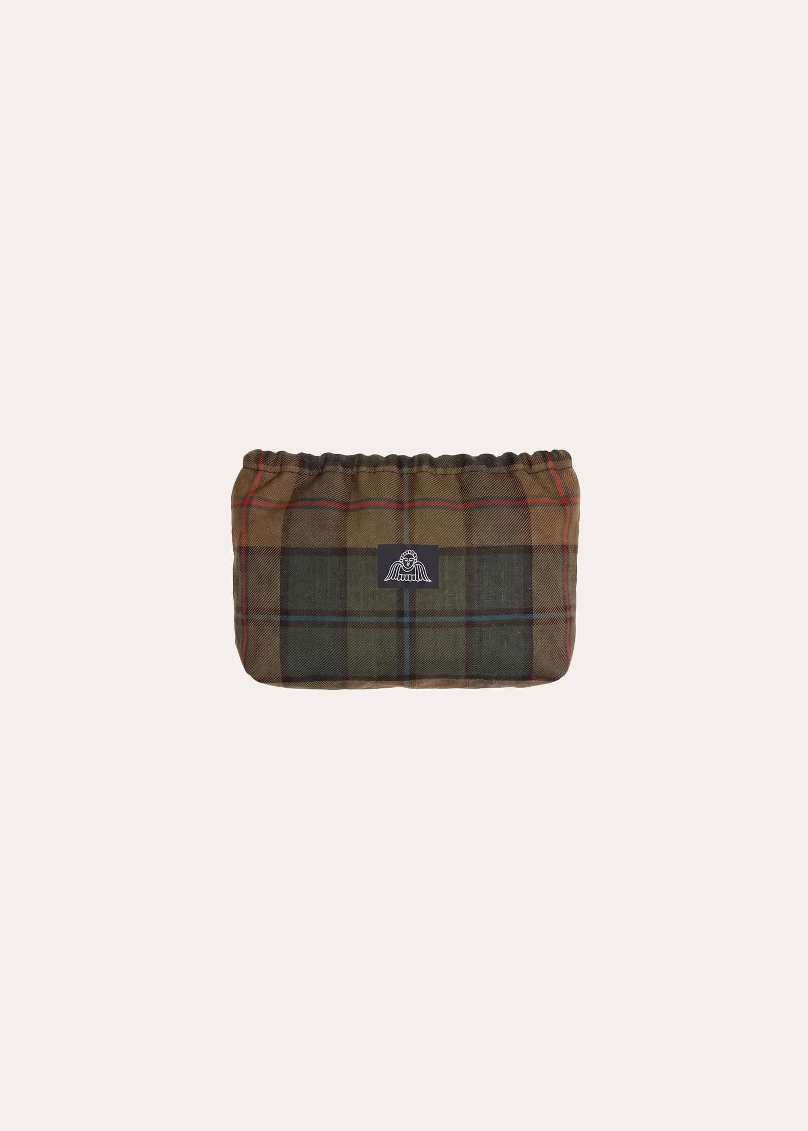 Regenhaube aus gewachster Baumwolle im Tartan-Packbeutel mit ANGELCAB Engel-Label, seitliche Ansicht
