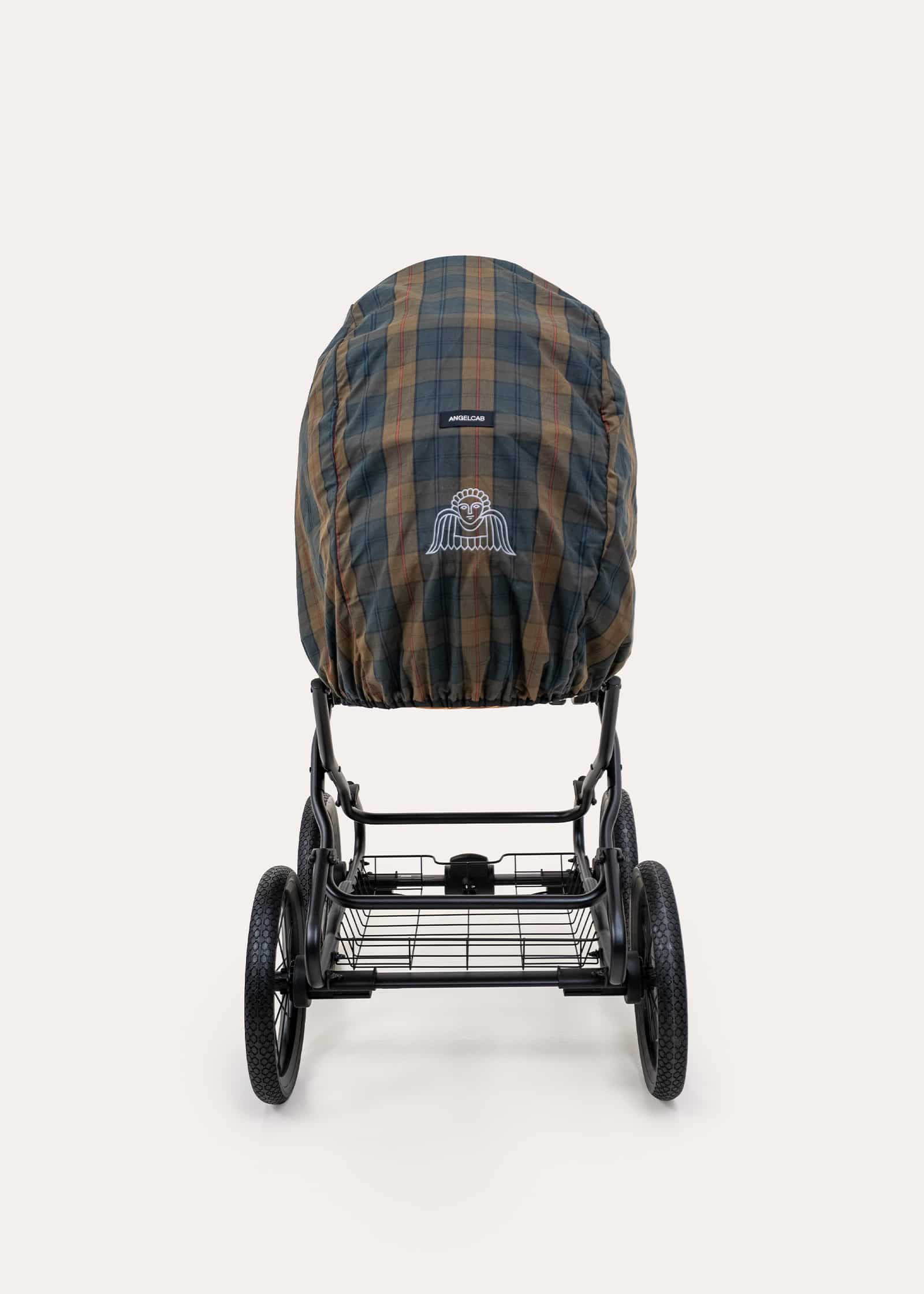 ANGELCAB Regenhaube aus gewachster Baumwolle im Karomuster auf Kinderwagen mit schwarzem Gestell, Frontansicht