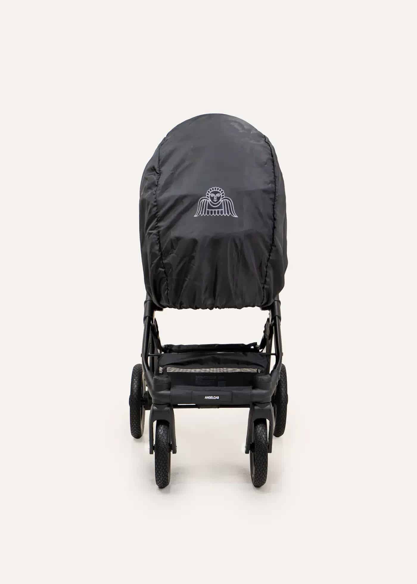 ANGELCAB Kinderwagen von hinten mit schwarzer Regenhaube und reflektierendem Engel-Logo, schwarzes Gestell, schwarze Räder