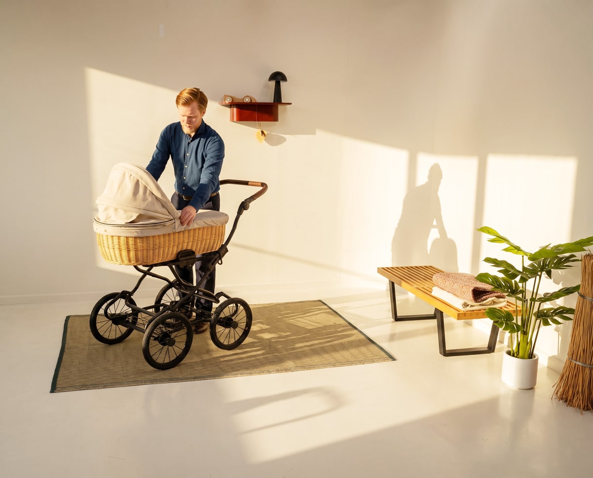 Berater im ANGELCAB-Studio in Engelthal zeigt einen Kinderwagen