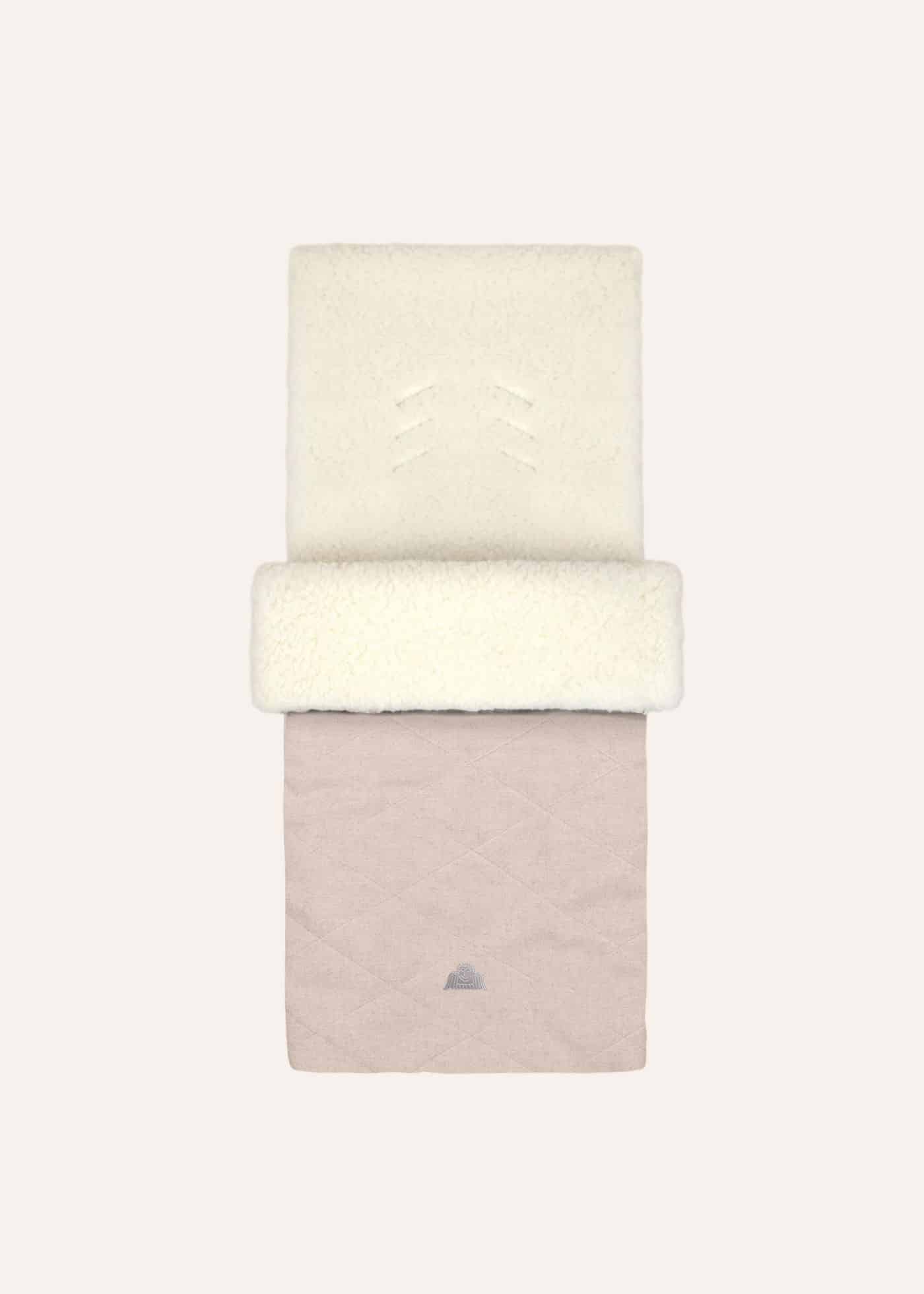 ANGELCAB Winter-Fußsack Upminster in Sandbeige mit gestepptem Außenstoff und cremefarbenem Plüschfutter